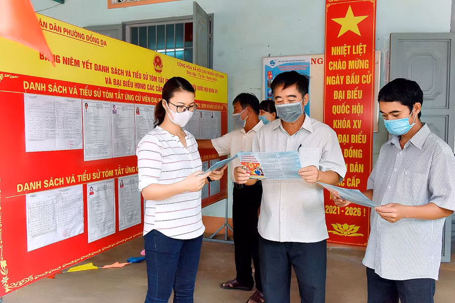 Cử tri phấn khởi hướng về ngày bầu cử. Ảnh: Đức Thụy