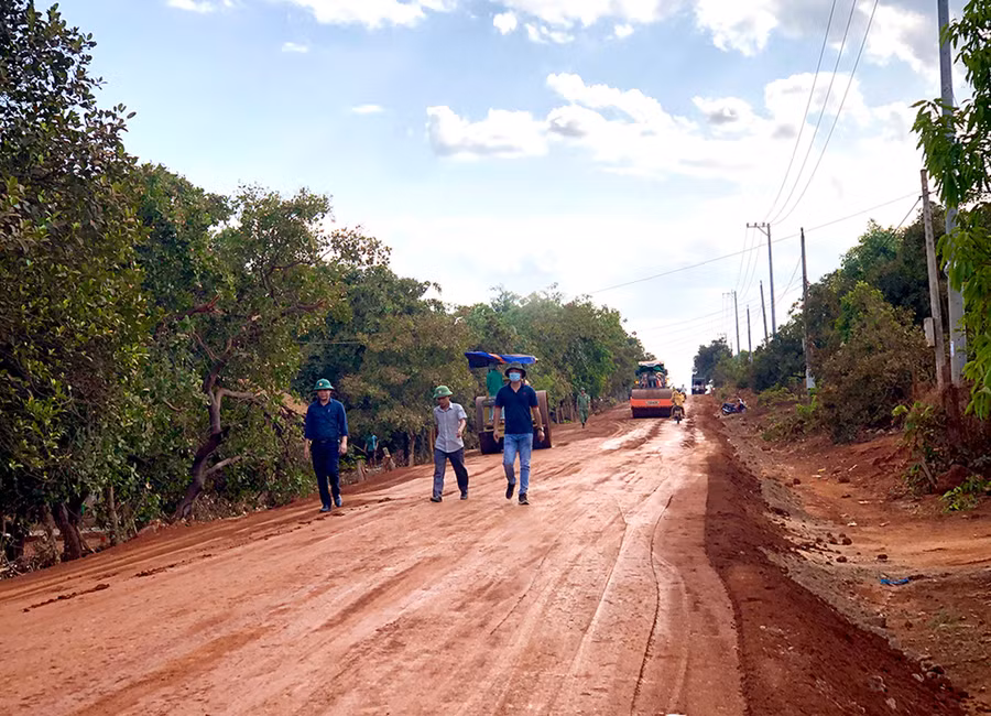  Thi công tuyến giao thông biên giới-đoạn qua làng Bua (xã Ia Pnôn, huyện Đức Cơ). Ảnh: Lê Hòa
