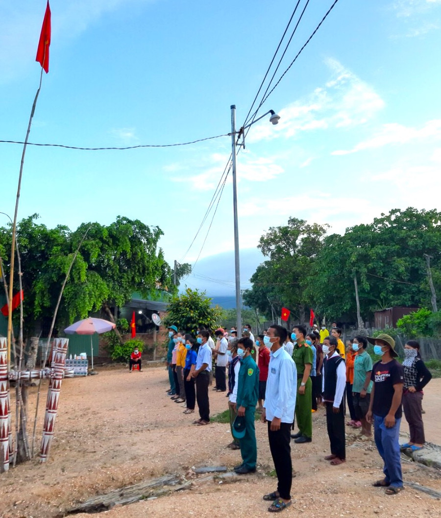 Tổ bầu cử số 1, làng Htiêng, xã Đak Kơ Ning, huyện Kông Chro tổ chức lễ chào cờ- Ảnh Ngọc Minh