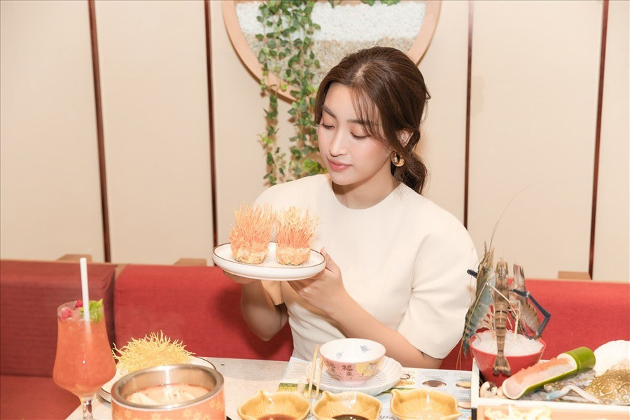 Đỗ Mỹ Linh ăn tối một mình. Ảnh: NSCC.