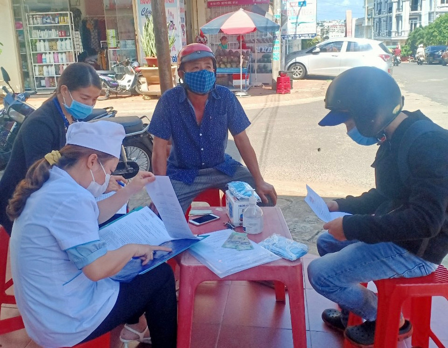 -Các lực lượng chức năng trên địa bàn TP.Pleiku tiếp tục kiểm tra, xử lý nghiêm các vi phạm trong phòng chống dịch. Ảnh: Như Nguyện