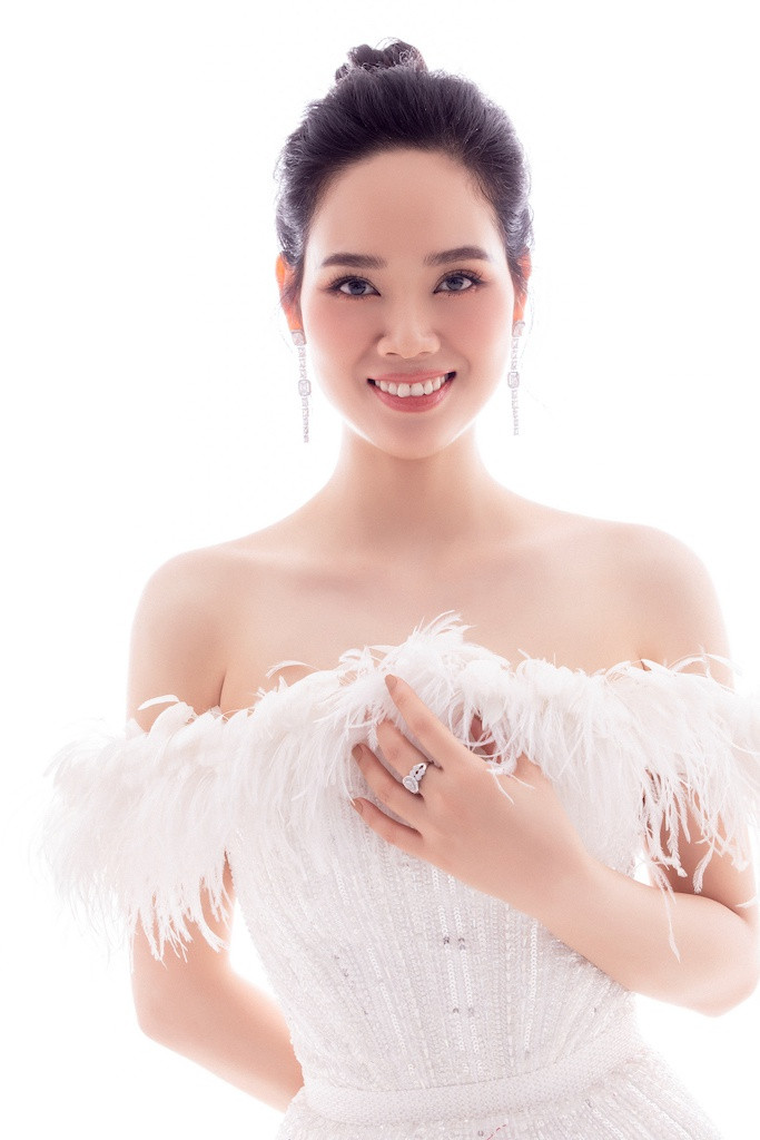 Cuộc sống của gia đình Mai Phương rất viên mãn với hai cậu con trai, cháu lớn học lớp 6, đàn piano rất hay và cháu nhỏ học lớp 3, có năng khiếu vẽ và thừa hưởng mái tóc xoăn giống mẹ. ẢNH: MR AT