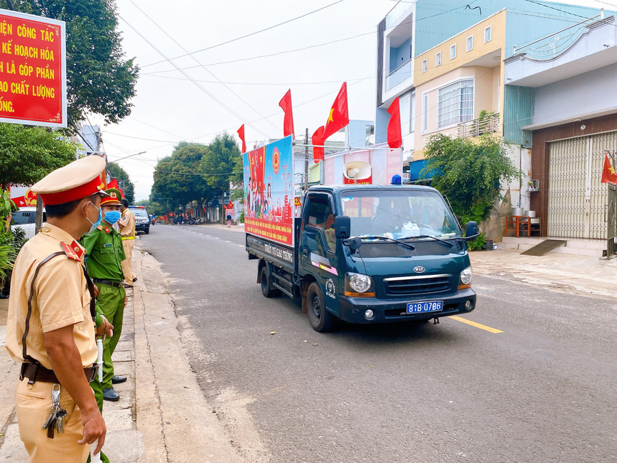 Lực lượng Công an có mặt từ sớm tại các khu vực bỏ phiếu để đảm bảo an ninh trật tự, phân luồng giao thông. Ảnh: Hồng Thi ực lượng công an đã có mặt từ sớm tại các khu vực bo phieu để đảm bảo an ninh trật tự, phân luồng giao thông. Ảnh: Hồng Th