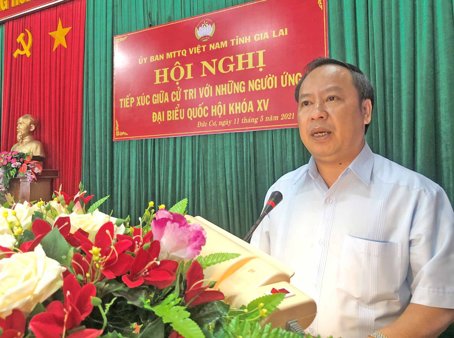 đồng chí Châu Ngọc Tuấn trình bày chương trình hành động tại buổi tiếp xúc cử tri tại huyện Đức Cơ, ảnh Phương Dung