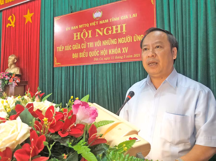 đồng chí Châu Ngọc Tuấn trình bày chương trình hành động tại buổi tiếp xúc cử tri tại huyện Đức Cơ, ảnh Phương Dung