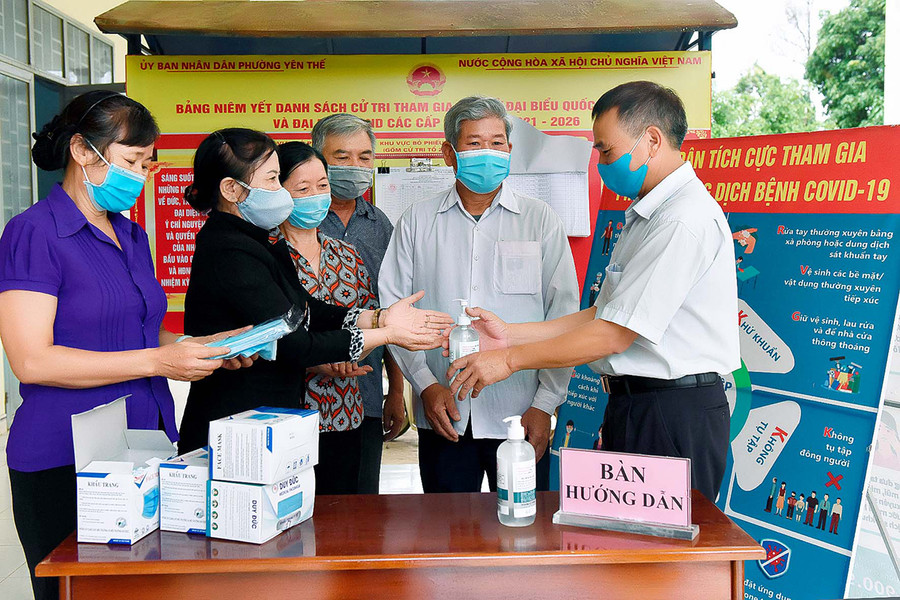 Cử tri phường Yên Thế (TP. Pleiku) thực hiện quy định phòng-chống dịch tại khu vực bỏ phiếu. Ảnh: Đức Thụy