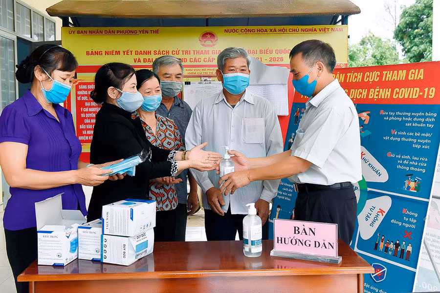 Cử tri phường Yên Thế (TP. Pleiku) thực hiện quy định phòng-chống dịch tại khu vực bỏ phiếu. Ảnh: Đức Thụy