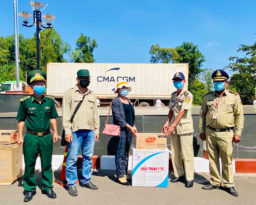3- Bà Phạm Thị Lan-Phó Chủ tịch Ủy ban MTTQ Việt Nam tỉnh-trao tặng khẩu trang y tế và dung dịch rửa tay sát khuẩn cho Đồn Biên phòng Cửa khẩu Quốc tế Lệ Thanh (huyện Đức Cơ) và Đồn Công an Cửa khẩu Quốc tế Oyadav (Vương quốc Campuchia). Ảnh: Mộc Trà