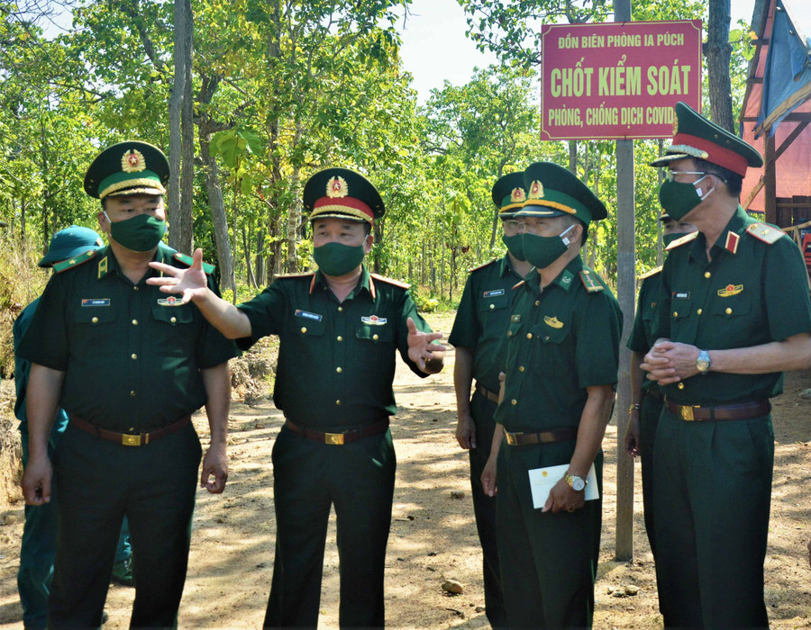 Lãnh đạo Bộ Quốc phòng kiểm tra công tác phòng-chống dịch Covid-19 trên biên giới. Ảnh: Vĩnh Hoàng