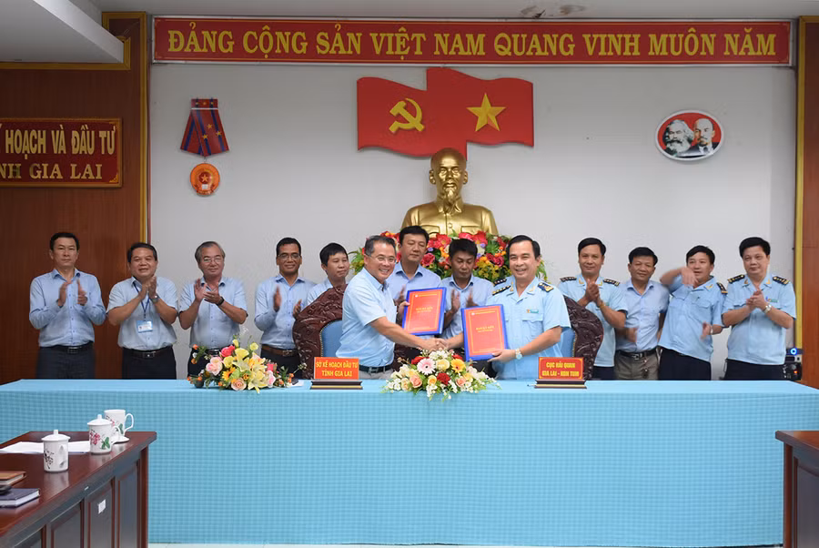  Giữa Sở Kế hoạch và Đầu tư và Cục Hải quan Gia Lai-Kon Tum cũng đã thống nhất nội dụng phối hợp cung cấp thông tin về đầu tư các dự án, tình trạng hoạt động doanh nghiệp. Ảnh: Minh Nguyễn