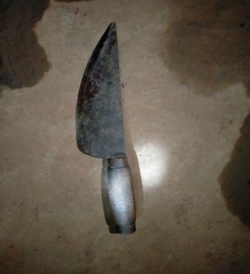 A Xị dùng dao đâm bạn của mẹ. ẢNH: CÔNG AN CUNG CẤP