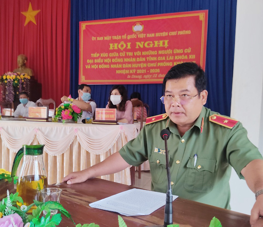 Thiếu tướng Rah Lan Lâm-Ủy viên Ban Thường vụ Tỉnh ủy, Giám đốc Công an tỉnh tiếp xúc cử tri tại xã Ia Drăng, huyện Chư Prông. Ảnh: Thủy Bình 1 Thiếu tướng Rah Lan Lâm-Ủy viên Ban Thường vụ Tỉnh ủy, Giám đốc Công an tỉnh tiếp xúc cử tri tại xã Ia Drăng- Ảnh Thủy Bình