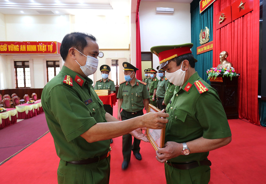  Đại tá Lê Văn Hà-Phó Giám đốc Công an tỉnh trao giấy khen của Giám đốc Công an tỉnh cho các tập thể. Ảnh: Văn Ngọc