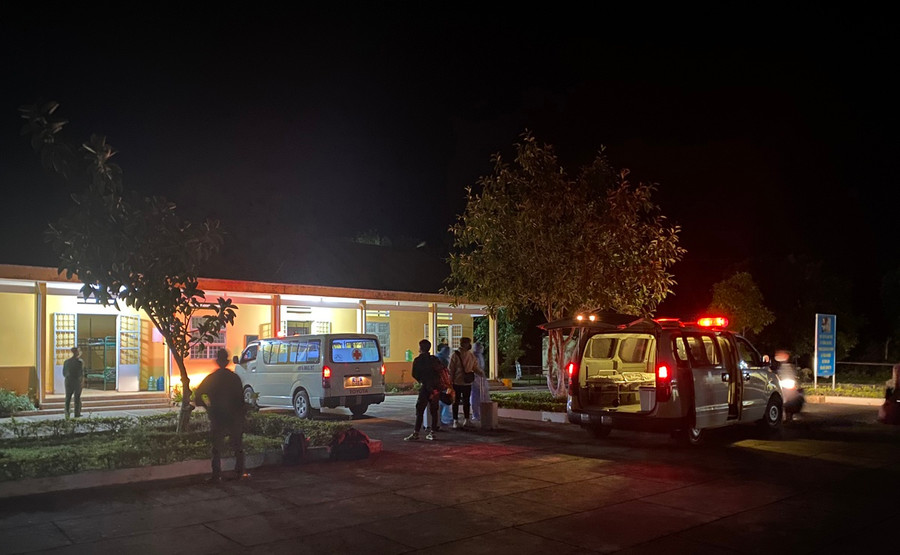 Đưa các trường hợp F1 liên quan BN 3141 đi cách ly tập trung đêm 8.5. Ảnh: LÂM VIÊN