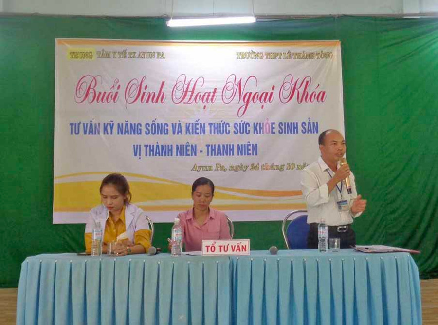 Phòng Dân số (Trung tâm Y tế thị xã Ayun Pa) tổ chức tuyên truyền về kỹ năng sống và sức khoẻ sinh sản vị thành niên cho học sinh Trường THPT Lê Thánh Tông.Ảnh.Vũ Chi