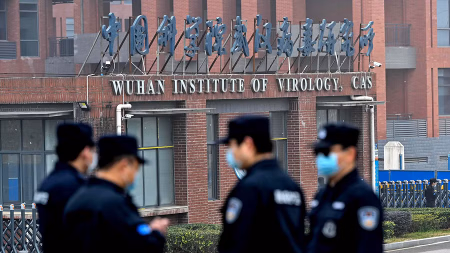  Các nhân viên an ninh bên ngoài Viện Virus học Vũ Hán tại thành phố Vũ Hán, Trung Quốc - Ảnh: AFP