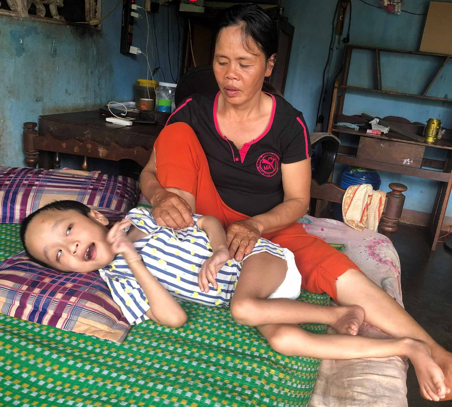 Bà Phạm Thị Hằng và con trai út. Ảnh: Anh Huy