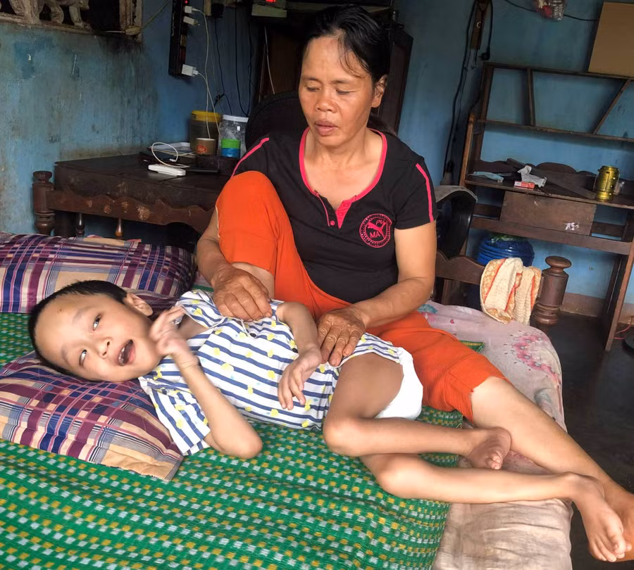 Bà Phạm Thị Hằng và con trai út. Ảnh: Anh Huy