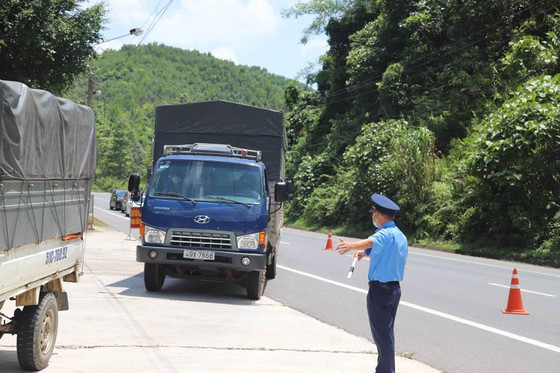 Hướng dẫn người điều khiển phương tiện vào khai báo y tế tại cửa ngõ tỉnh Lâm Đồng trên quốc lộ 20