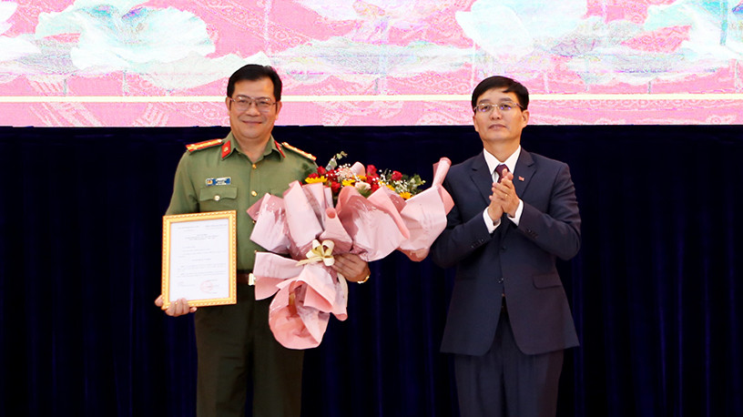 Bí thư Tỉnh ủy Đắk Lắk Nguyễn Đình Trung trao Quyết định của Ban Bí thư cho Đại tá Lê Vinh Quy. Bí thư Tỉnh ủy Đắk Lắk Nguyễn Đình Trung trao Quyết định của Ban Bí thư cho Đại tá Lê Vinh Quy.