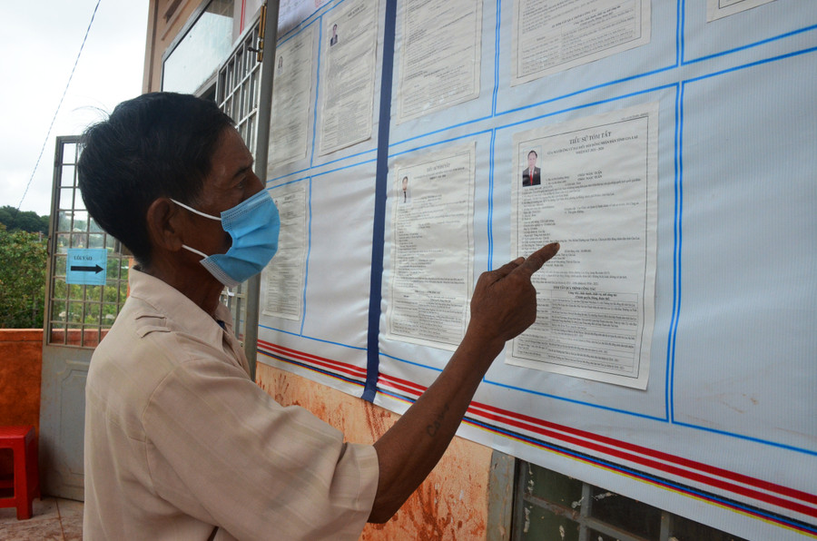 Già làng Rơ Lan Din (làng Nú, xã Ia Nan huyện Đức Cơ) xem lại danh sách ứng cử viên trước khi bầu cử. Ảnh: Vĩnh hoàng Già làng Din (huyện Đức Cơ) xem lại danh sách ứng cử viên trước khi bầu cử. Ảnh Vĩnh hoàng