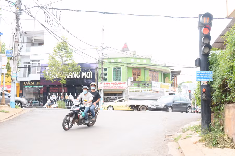  Sau khi tiếp nhận thông tin phản ánh qua phần mềm Orim-X, UBND TP. Pleiku đã chỉ đạo phát quang cây xanh che khuất cột đèn giao thông trước nhà số 03 Bà Triệu (phường Phù Đổng). Ảnh: Lam Nguyên