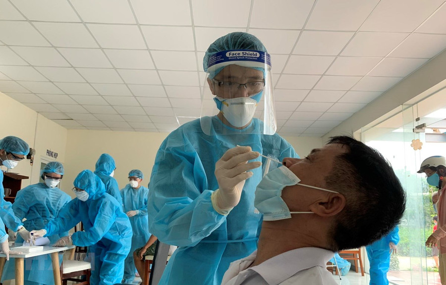 Nhân viên y tế lấy mẫu xét nghiệm COVID-19 cho người dân tại Thành phố Hồ Chí Minh. (Ảnh: TTXVN phát)