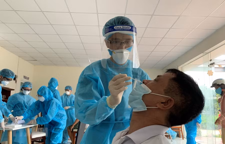 Nhân viên y tế lấy mẫu xét nghiệm COVID-19 cho người dân tại Thành phố Hồ Chí Minh. (Ảnh: TTXVN phát)