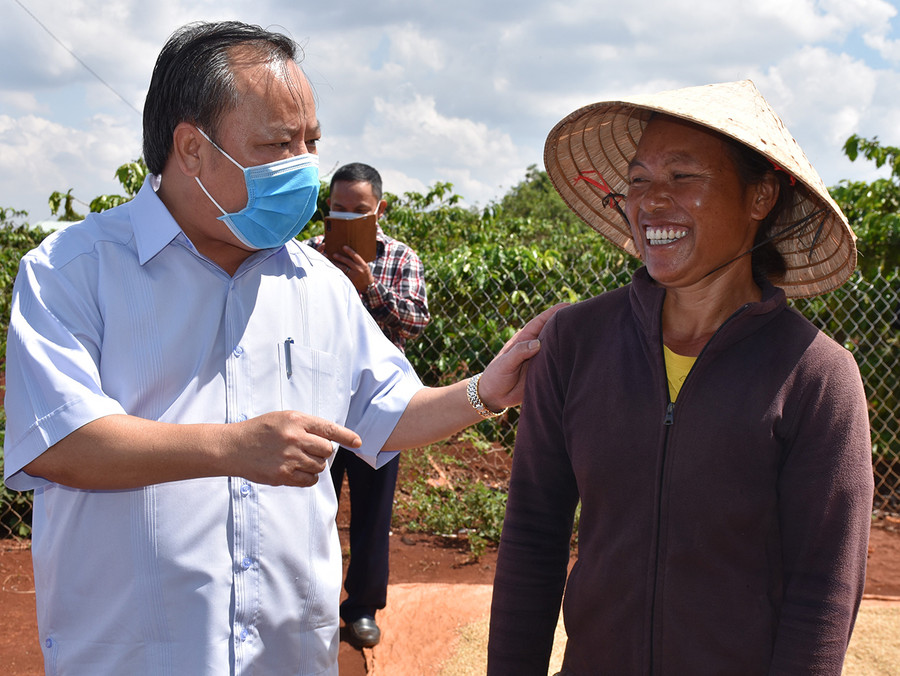 Phó Bí thư Thường trực Tỉnh ủy Châu Ngọc Tuấn trò chuyện với người dân làng Kol (xã Trang). Ảnh: Trần Dung