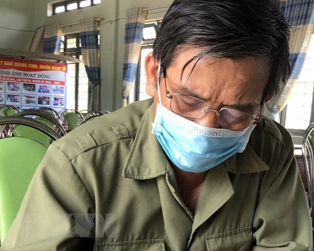 Ông Hoàng Công Ích viết cam kết gỡ bỏ bài viết và không tái phạm. (Ảnh: TTXVN phát) Ông Hoàng Công Ích viết cam kết gỡ bỏ bài viết và không tái phạm. (Ảnh: TTXVN phát)