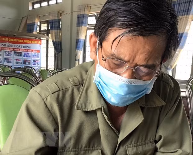 Ông Hoàng Công Ích viết cam kết gỡ bỏ bài viết và không tái phạm. (Ảnh: TTXVN phát)