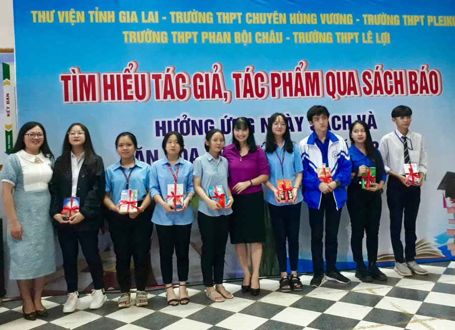 Thư viện tỉnh khen thưởng những học sinh tích cực phối hợp giới thiệu sách trên trang fanpage của đơn vị từ tháng 9-2020 đến nay. Ảnh: Lam Nguyên
