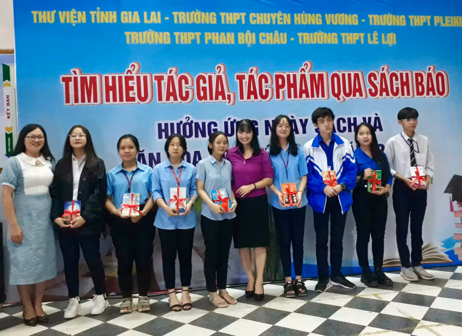 Thư viện tỉnh khen thưởng những học sinh tích cực phối hợp giới thiệu sách trên trang fanpage của đơn vị từ tháng 9-2020 đến nay. Ảnh: Lam Nguyên