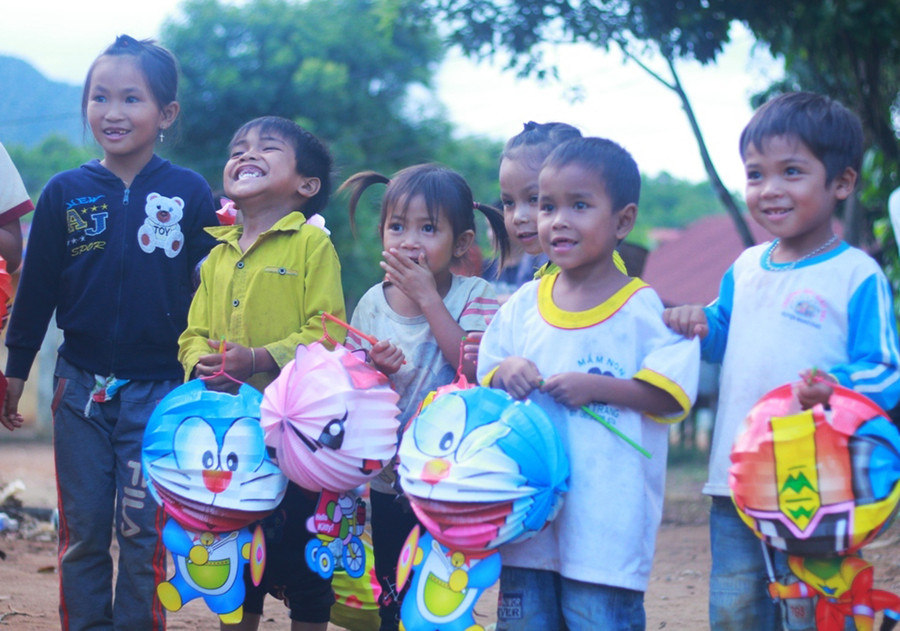  Sự quan tâm, chăm lo của toàn xã hội mang đến nhiều niềm vui cho thiếu nhi khó khăn. Ảnh: Thủy Bình