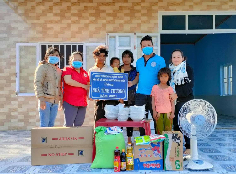 Từ nguồn quyên góp của các nhà hảo tâm, anh Nguyễn Đắc Kiên Bình cùng nhóm từ thiện thanh niên Chư Prông đã hỗ trợ xây dựng nhà cho gia đình chị Rah Lan Bếp (xã Ia Kly, huyện Chư Prông). Ảnh: Phương Vi