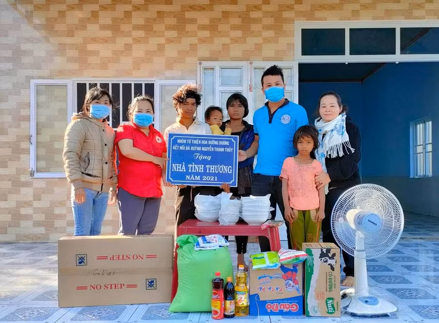 Từ nguồn quyên góp của các nhà hảo tâm, anh Nguyễn Đắc Kiên Bình cùng nhóm từ thiện thanh niên Chư Prông đã hỗ trợ xây dựng nhà cho gia đình chị Rah Lan Bếp (xã Ia Kly, huyện Chư Prông). Ảnh: Phương Vi