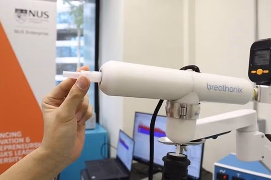 Hệ thống xét nghiệm nhanh COVID-19 qua hơi thở BreFence Go ở Singapore. Ảnh: Breathonix