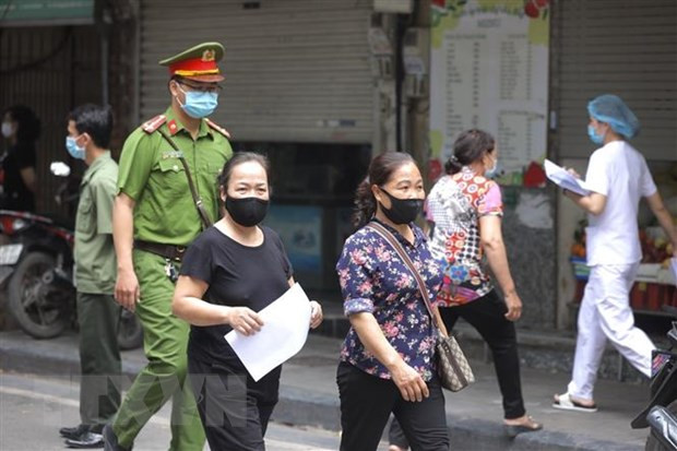 Lực lượng chức năng nhắc nhở người dân khai báo y tế và lấy mẫu xét nghiệm COVID-19 tại phố Nguyễn Khắc Cần, Hà Nội. (Ảnh: Minh Quyết/TTXVN) Lực lượng chức năng nhắc nhở người dân khai báo y tế và lấy mẫu xét nghiệm COVID-19 tại phố Nguyễn Khắc Cần, Hà Nội. (Ảnh: Minh Quyết/TTXVN)
