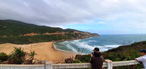 Từ con đường ven biển này, du khách có thể ngắm Bãi Môn tuyệt đẹp dưới chân Mũi Điện