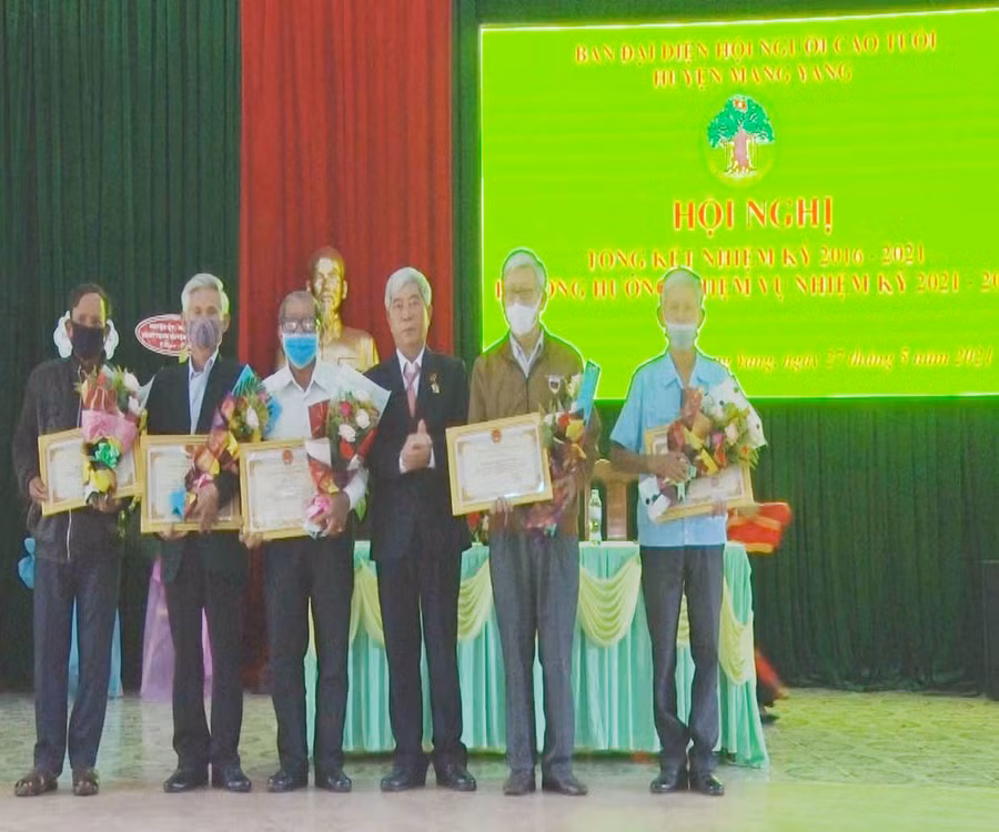 Các tập thể cá nhân được khen thưởng tại hội nghị. Ảnh: Hà Phương