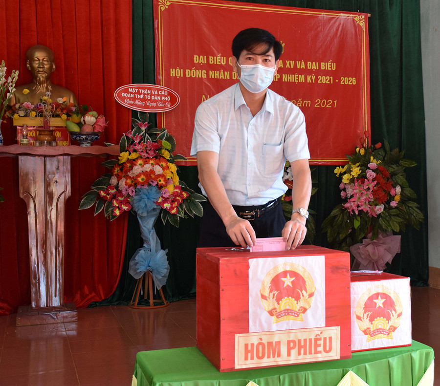 Ông Trần Đình Hiệp-Tỉnh ủy viên, Bí thư Huyện ủy Mang Yang bỏ lá phiếu đầu tiên tại đơn vị bầu cử số 2 thị trấn Kon Dơng. Ảnh: Hà Phương Ông Trần Đình Hiệp-Tỉnh ủy viên, Bí thư Huyện ủy Mang Yang bỏ lá phiếu đầu tiên tại đơn vị bầu cử số 2 thị trấn Kon Dong- Ảnh Hà Phương