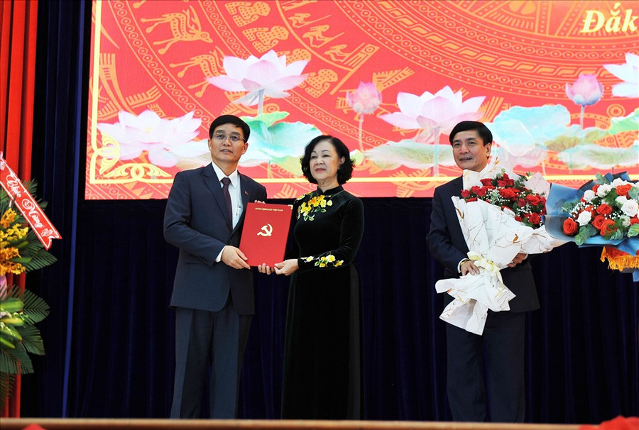 Tân Bí thư Tỉnh uỷ Đắk Lắk Nguyễn Đình Trung; Bà Trương Thị Mai - Uỷ viên Bộ Chính trị, Bí thư Trung ương Đảng, Trưởng Ban Tổ chức Trung ương; Ông Bùi Văn Cường - Uỷ viên Trung ương Đảng, Tổng Thư ký Quốc hội, Chủ nhiệm Văn phòng Quốc hội. Ảnh: B.T