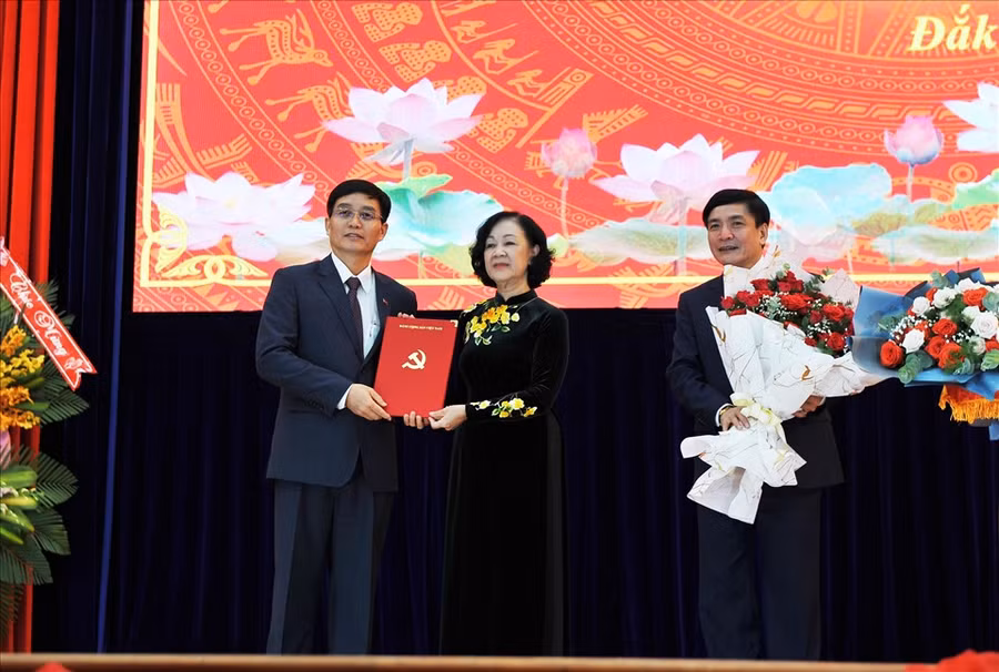 Tân Bí thư Tỉnh uỷ Đắk Lắk Nguyễn Đình Trung; Bà Trương Thị Mai - Uỷ viên Bộ Chính trị, Bí thư Trung ương Đảng, Trưởng Ban Tổ chức Trung ương; Ông Bùi Văn Cường - Uỷ viên Trung ương Đảng, Tổng Thư ký Quốc hội, Chủ nhiệm Văn phòng Quốc hội. Ảnh: B.T