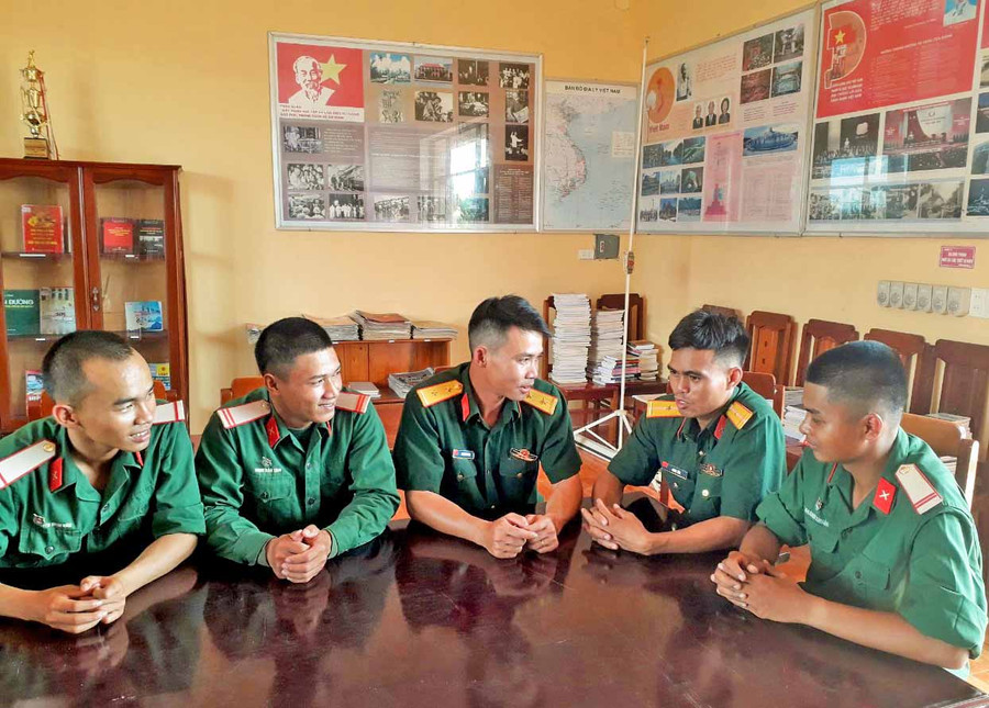 Các thành viên CLB Học ngoại ngữ và tiếng DTTS Trung đoàn 48 trao đổi phương pháp học tập. Ảnh: S.T