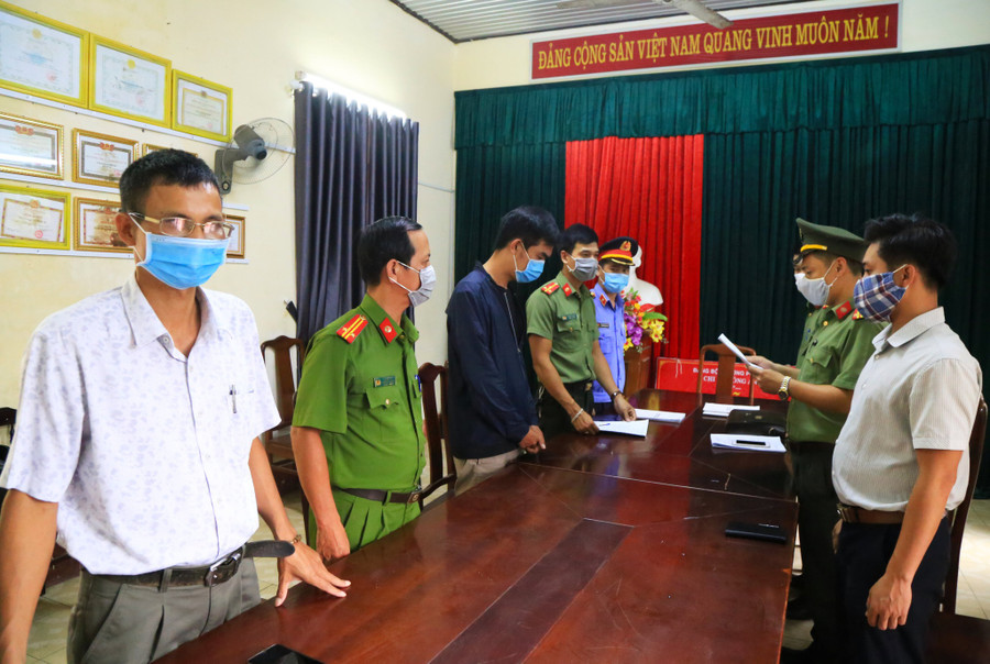 Cơ quan An ninh điều tra Công an tỉnh Thừa Thiên - Huế đã tống đạt quyết định khởi tố, bắt tạm giam đối với hai bị can. Ảnh: Việt Anh Cơ quan An ninh điều tra Công an tỉnh Thừa Thiên - Huế đã tống đạt quyết định khởi tố, bắt tạm giam đối với hai bị can. Ảnh: Việt Anh