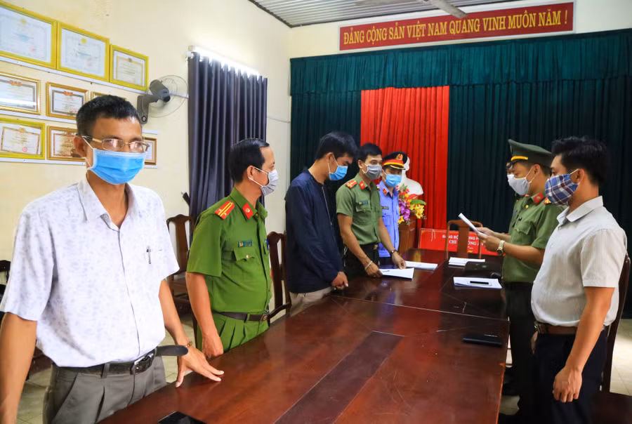 Cơ quan An ninh điều tra Công an tỉnh Thừa Thiên - Huế đã tống đạt quyết định khởi tố, bắt tạm giam đối với hai bị can. Ảnh: Việt Anh