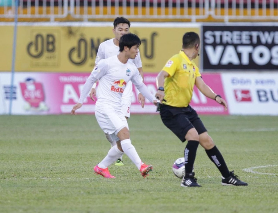 Công Phượng chuyền bóng trước mặt trọng tài chính. Ảnh: MINH TRẦN