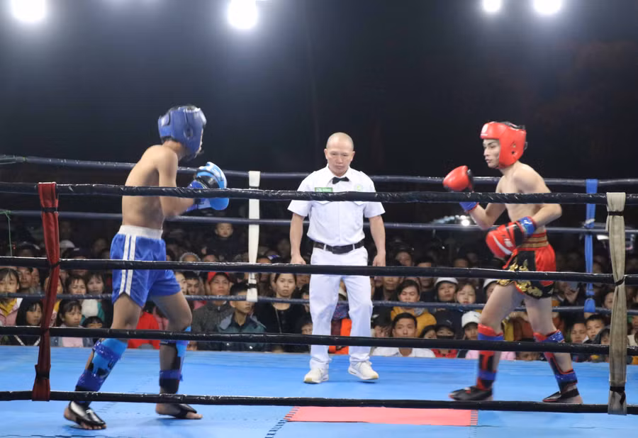 Các võ thi tham gia thi đấu sôi nổi. Ảnh: Ngọc Minh