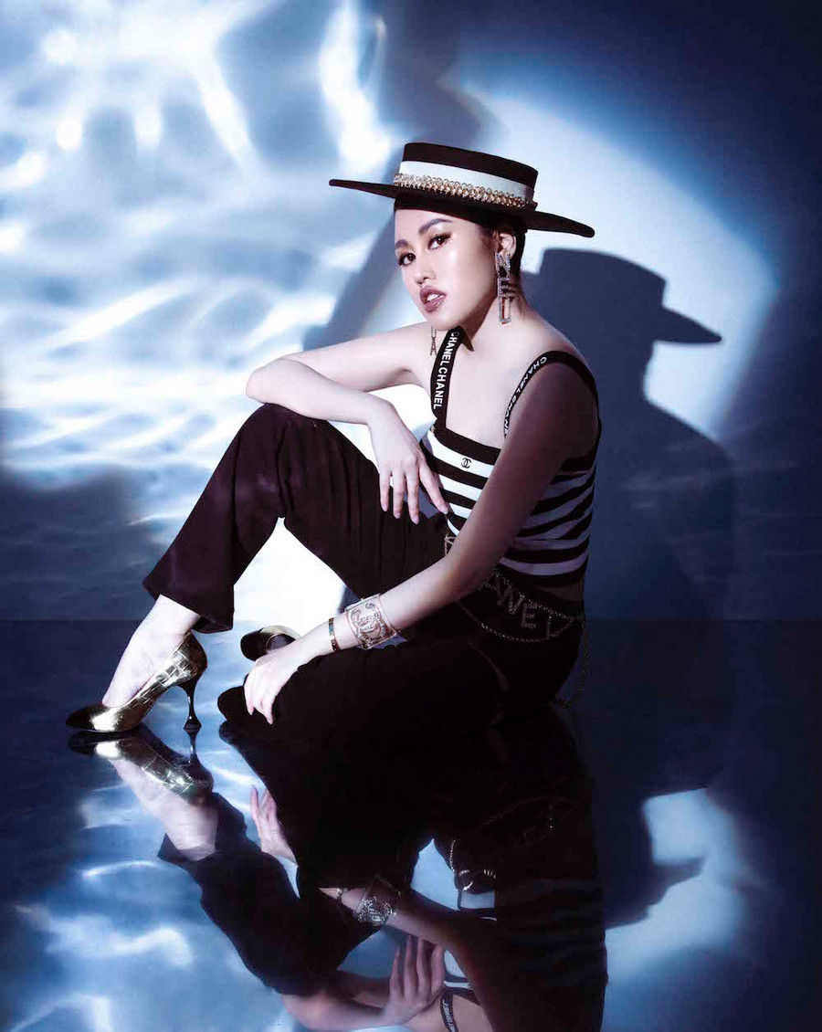 Khác với hình ảnh một hoa hậu sở hữu phong cách thời trang nữ tính như thường thấy, Emily Hồng Nhung có màn “lột xác