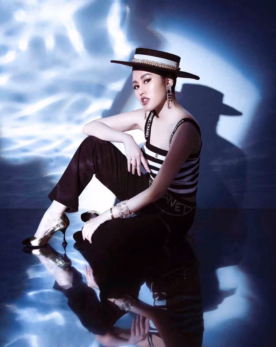 Khác với hình ảnh một hoa hậu sở hữu phong cách thời trang nữ tính như thường thấy, Emily Hồng Nhung có màn “lột xác